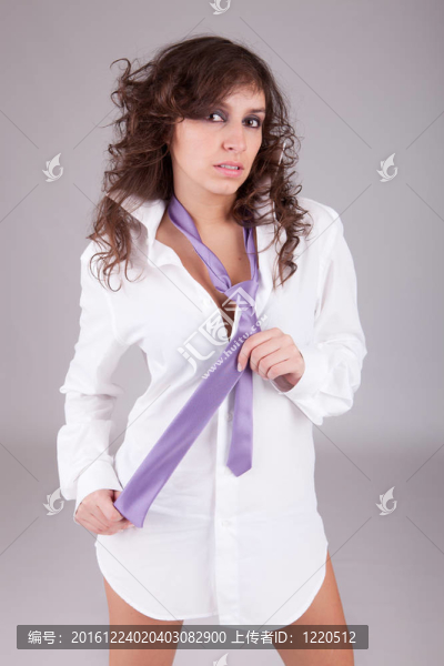年輕漂亮的女人擺姿勢