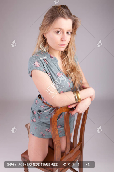 坐在椅子上的美女