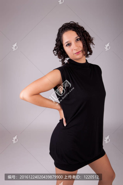 年輕漂亮的女人擺姿勢