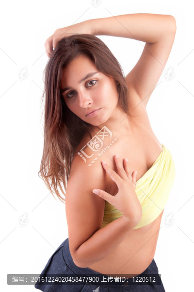 年輕漂亮的女人擺姿勢