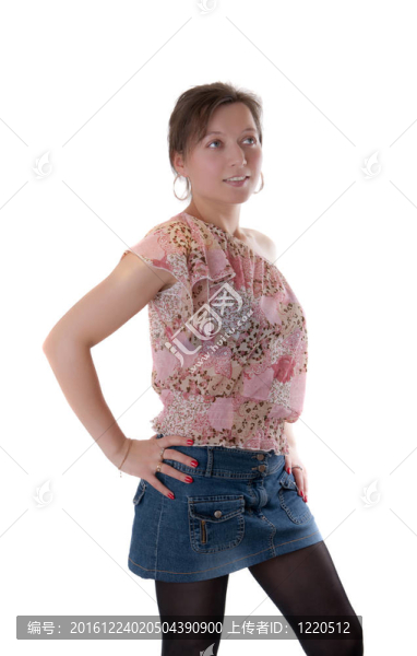 穿著襯衫和裙子的女人