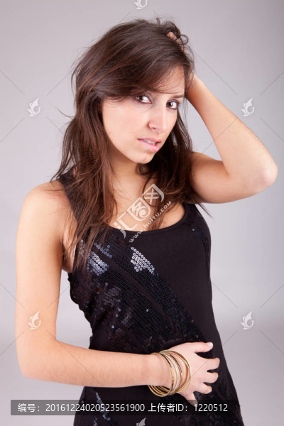 年輕漂亮的女人擺姿勢