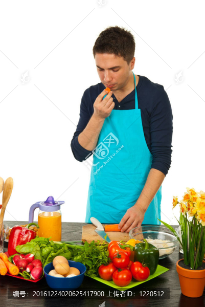 男人在廚房吃胡蘿卜