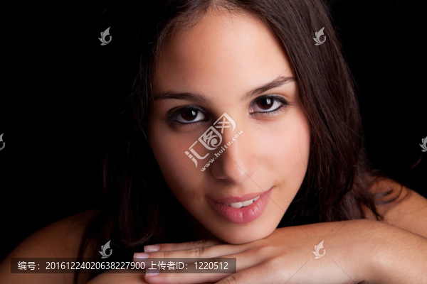 坐在椅子上的美女