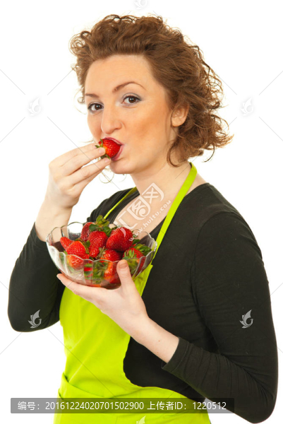 美麗的紅發(fā)女人吃草莓