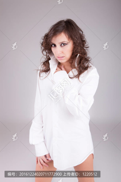 年輕漂亮的女人擺姿勢