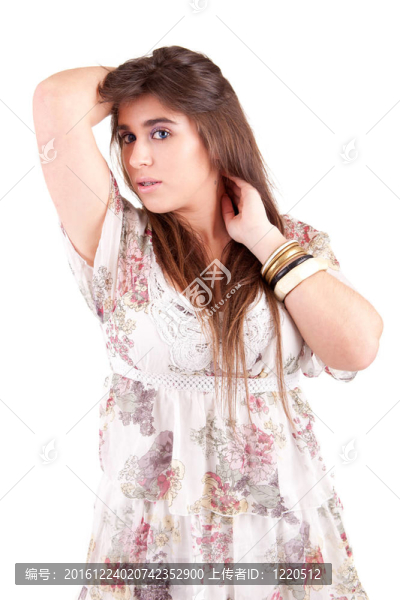 年輕漂亮的女人擺姿勢