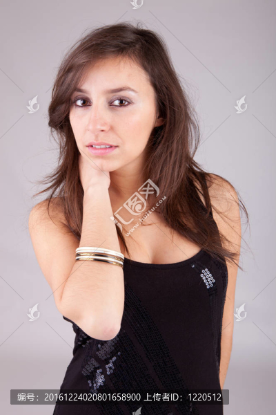 年輕漂亮的女人擺姿勢