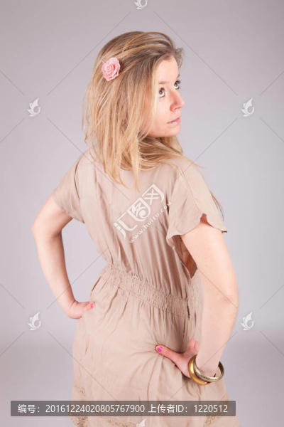 年輕漂亮的女人擺姿勢(shì)