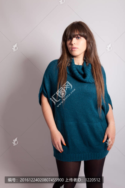 年輕漂亮的女人擺姿勢(shì)