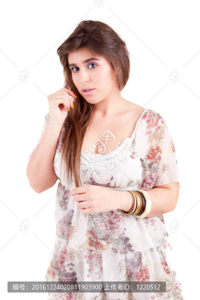 年輕漂亮的女人擺姿勢