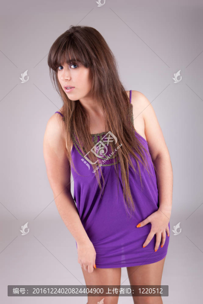 年輕漂亮的女人擺姿勢