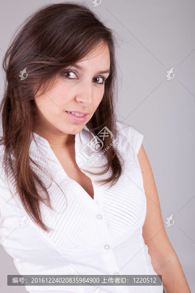 年輕漂亮的女人擺姿勢