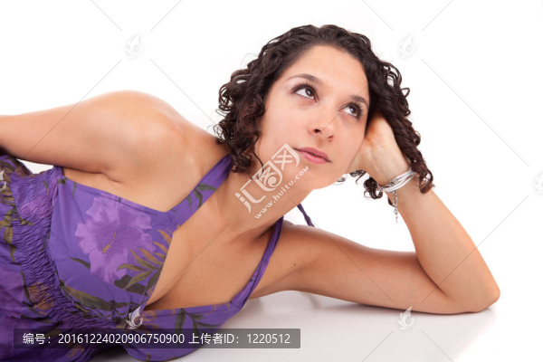 年輕漂亮的女人擺姿勢