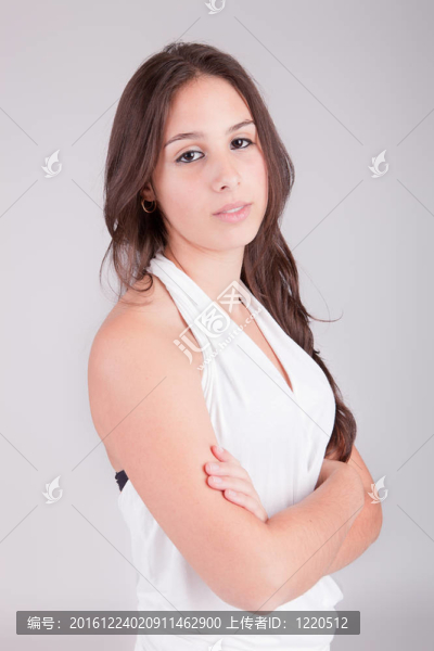 年輕漂亮的女人擺姿勢