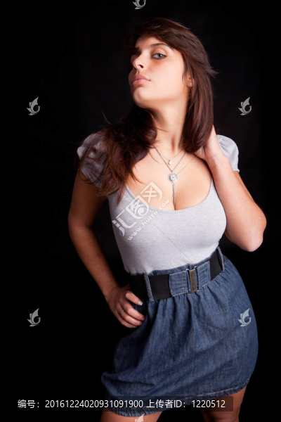 年輕漂亮的女人擺姿勢(shì)