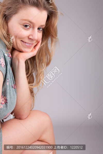 坐在椅子上的美女