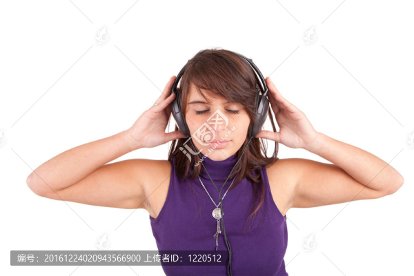 年輕女子聽音樂