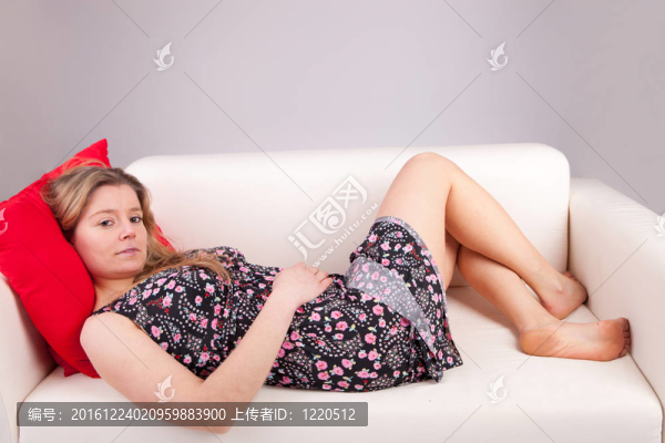年輕女子在沙發(fā)上放松