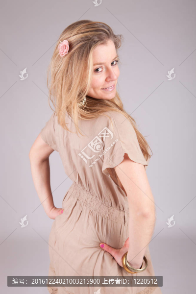 年輕漂亮的女人擺姿勢(shì)