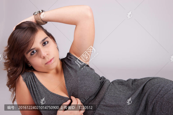 年輕漂亮的女人擺姿勢