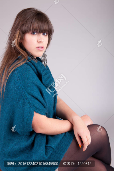 坐在椅子上的美女