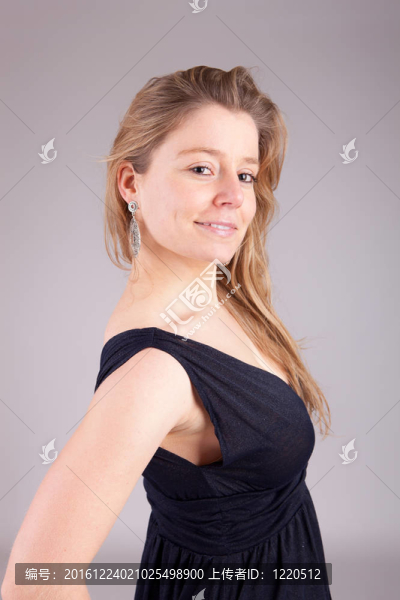 年輕漂亮的女人擺姿勢
