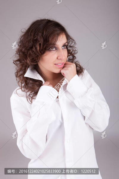 年輕漂亮的女人擺姿勢