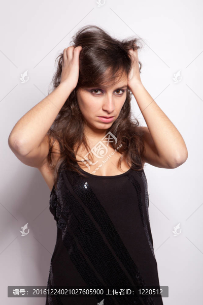 年輕漂亮的女人擺姿勢