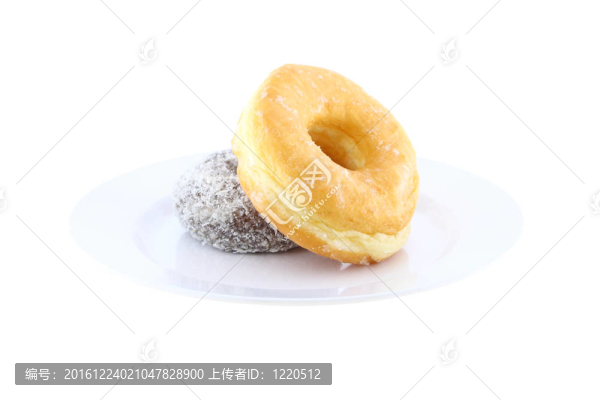 糖和巧克力甜甜圈側(cè)視圖上的白色背景的菜。