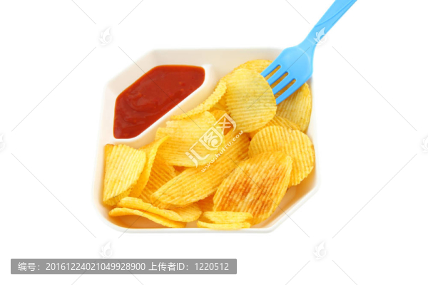 白色背景上的土豆片和藍(lán)叉。