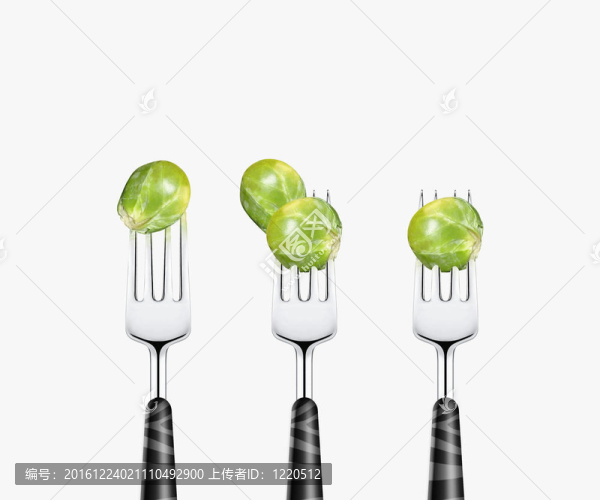 用叉刺穿的番茄；在白色背景上分離