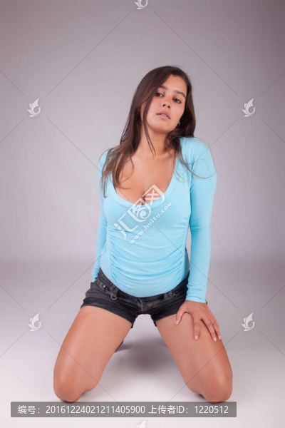 年輕漂亮的女人擺姿勢(shì)