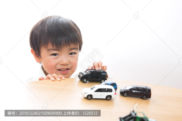 孩子和微型車