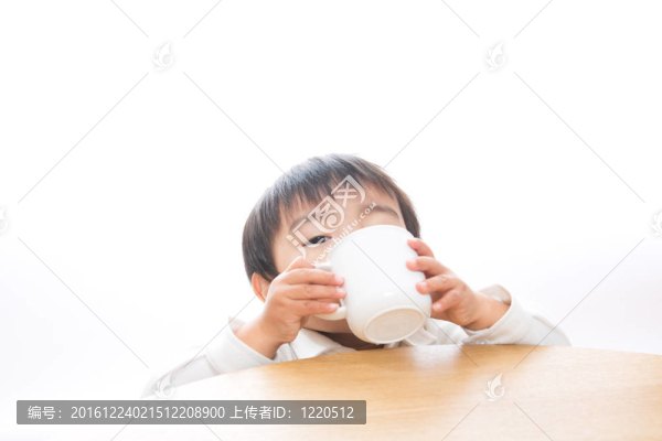 孩子和杯子