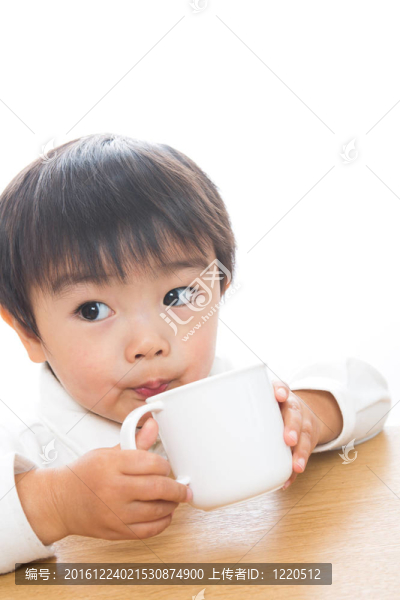 孩子和杯子
