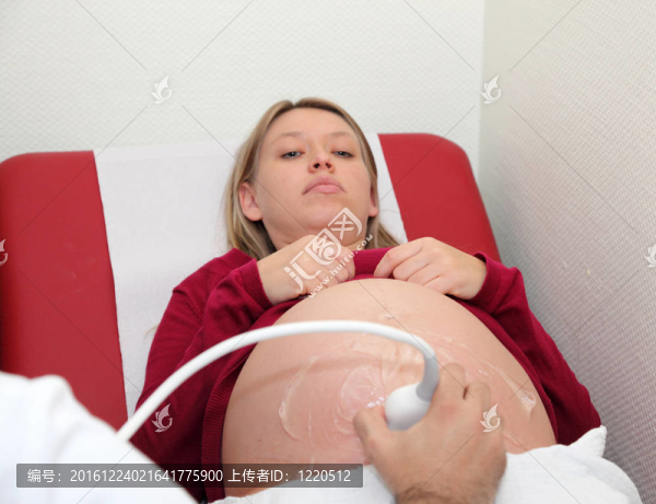孕婦從醫(yī)生那里得到超聲檢查