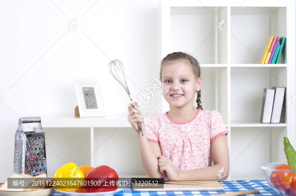 在廚房工作的女孩