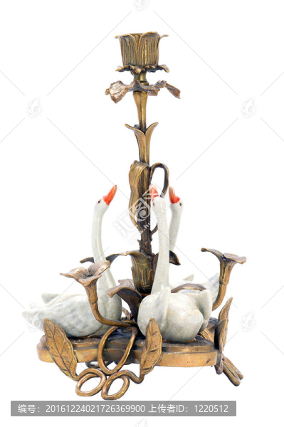 在現(xiàn)代仿古瓷天鵝燭臺(tái)。