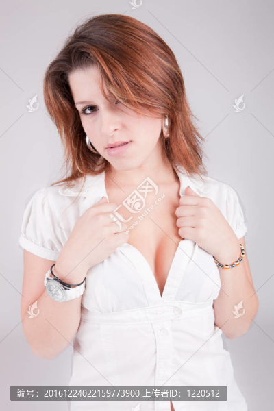 年輕漂亮的女人擺姿勢(shì)