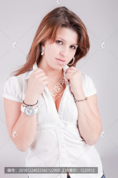 年輕漂亮的女人擺姿勢(shì)