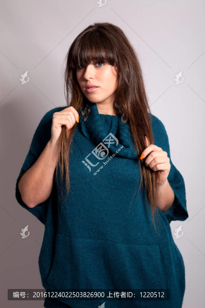 年輕漂亮的女人擺姿勢(shì)