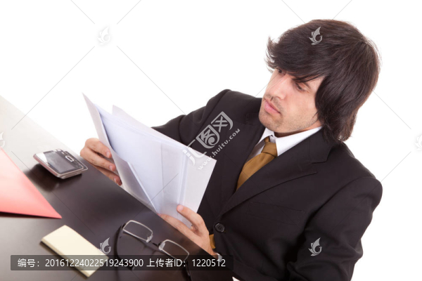 年輕的商人在工作