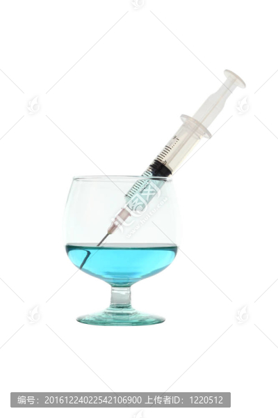 注射器從白色背景玻璃吸出藍色液體。