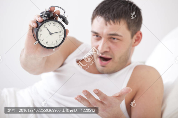 憤怒的人拿鬧鐘