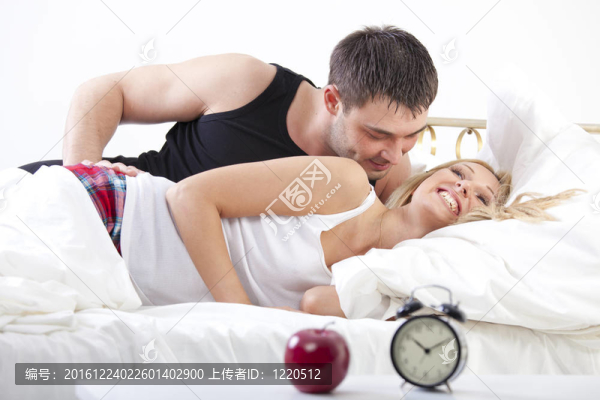 夫妻在床上