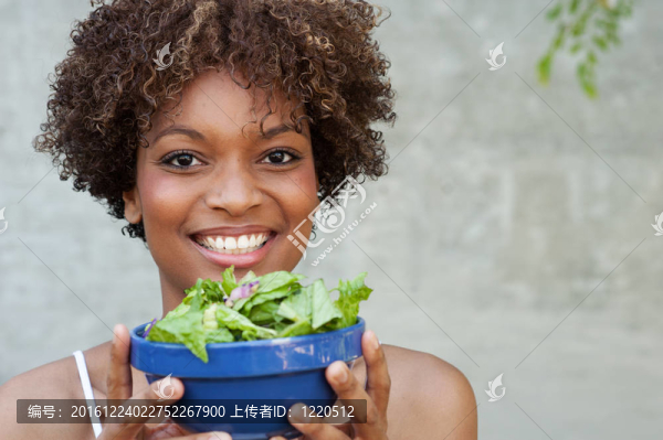 漂亮的非洲裔婦女沙拉；健康的生活方式