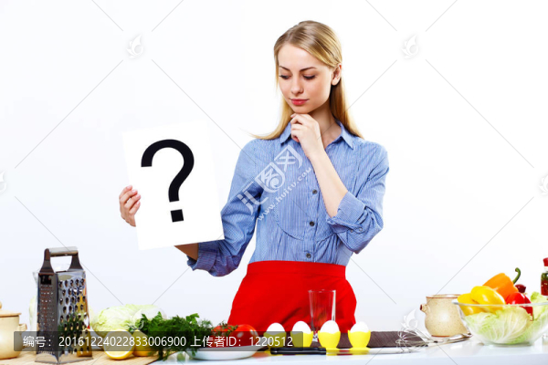 女人在家里做新鮮的飯菜