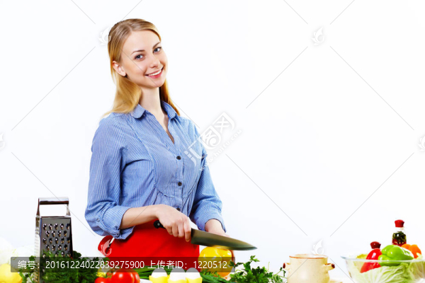 女人在家里做新鮮的飯菜