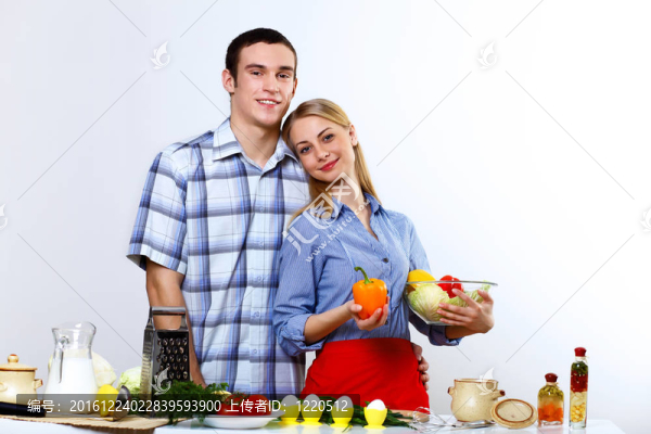 丈夫和妻子一起在家里做飯